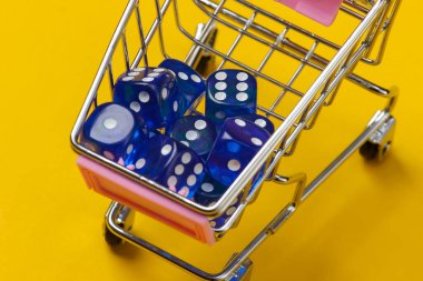 Sarı arka planda mini bir süpermarkette zar.