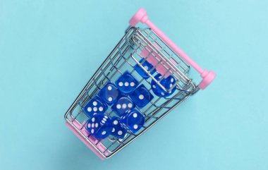 Mavi arka planda mini bir süpermarket tramvayında zar.