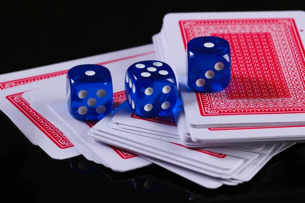黒を背景にサイコロでトランプをする ポーカーカジノ ギャンブル中毒 — ストック写真