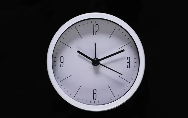 Reloj Blanco Aislado Sobre Fondo Negro Tiempo Huyendo Vista Superior —  Fotos de Stock