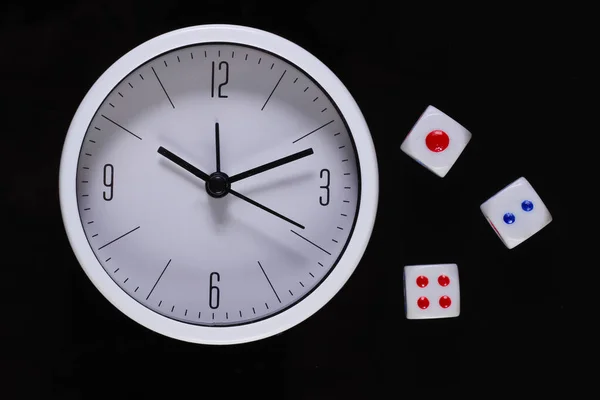 Удачи Белые Часы Кубиками Изолированы Черном Фоне Вид Сверху — стоковое фото