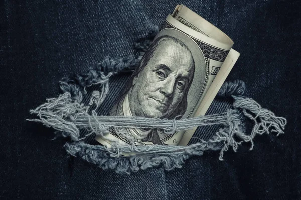 破牛仔裤孔里的一百美元钞票 — 图库照片