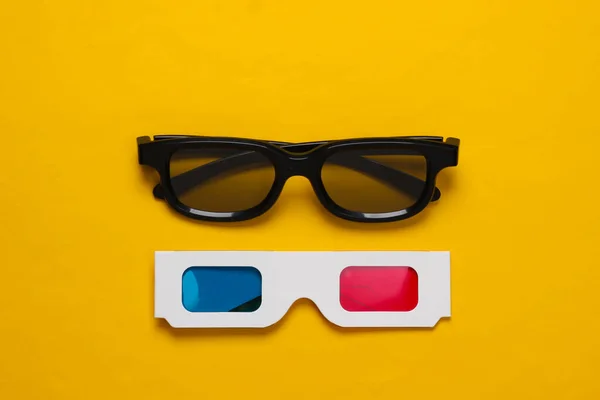 Sarı Arka Planda Boyutlu Stereo Gözlükler Üst Görünüm — Stok fotoğraf