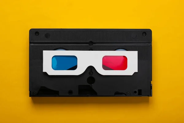 Anaglifo Desechables Gafas Papel Casete Vídeo Sobre Fondo Amarillo Medios —  Fotos de Stock