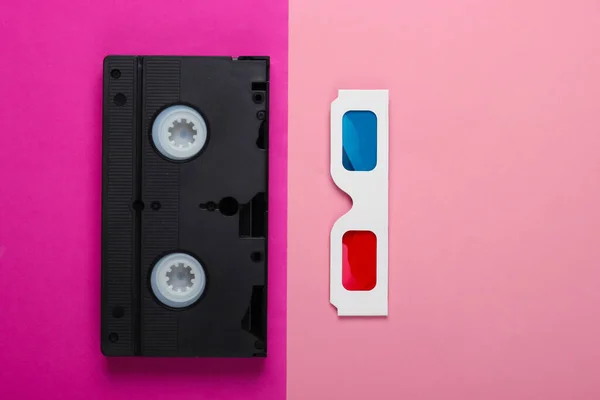 나글리 안경과 분홍색 비디오 카세트 미디어 위에서 — 스톡 사진