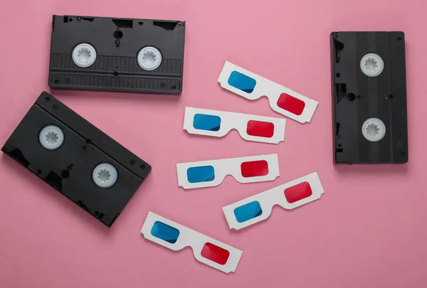 Many Anaglyph Disposable Paper Glasses Video Cassette Pink Background Retro — Stock Photo, Image