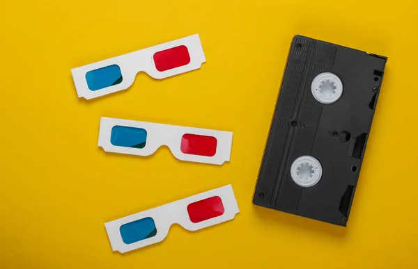 Muchos Anaglifo Desechables Gafas Papel Cassette Vídeo Sobre Fondo Amarillo — Foto de Stock