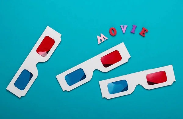 电影时间 许多立体方位角一次性纸3D眼镜的蓝色背景 顶部视图 — 图库照片