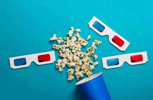 Filmzeit Pappeimer Mit Popcorn Und Stereoskopischem Anaglyphenpapier Brille Auf Blauem — Stockfoto