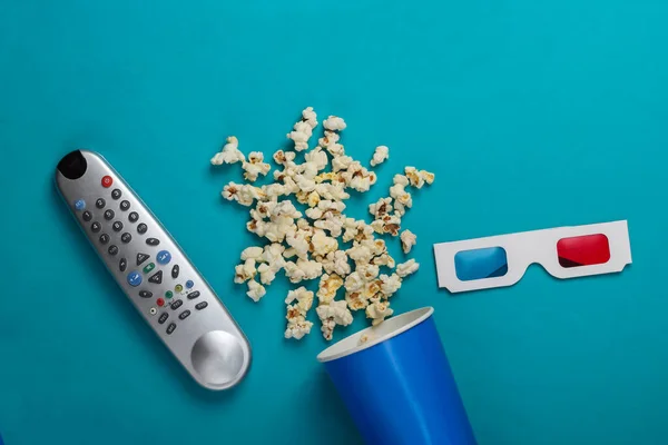 Filmzeit Pappeimer Mit Popcorn Fernbedienung Und Stereoskopie Anaglyphenpapier Brille Auf — Stockfoto