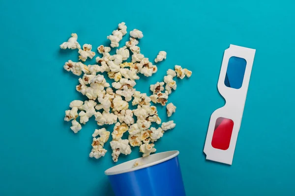 Filmzeit Pappeimer Mit Popcorn Und Stereoskopischem Anaglyphenpapier Brille Auf Blauem — Stockfoto