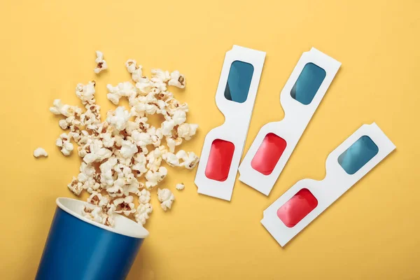 Filmzeit Pappeimer Mit Popcorn Und Stereoskopie Anaglyphenpapier Brille Auf Gelbem — Stockfoto