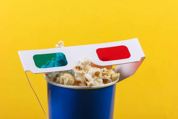 Filmzeit Eimer Popcorn Aus Pappe Mit Stereoskopischem Anaglyphenpapier Brille Auf — Stockfoto