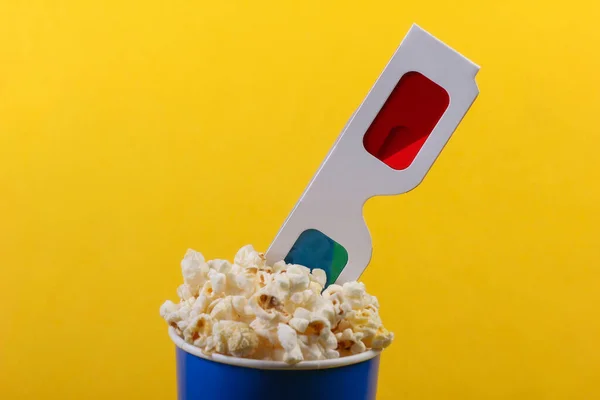 Filmzeit Eimer Popcorn Aus Pappe Mit Stereoskopischem Anaglyphenpapier Brille Auf — Stockfoto