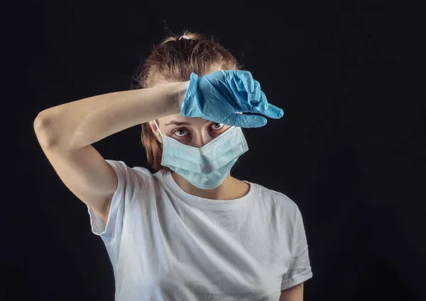 Enfermo Estado Salud Síntomas Gripe Mujer Con Guantes Médicos Máscara — Foto de Stock