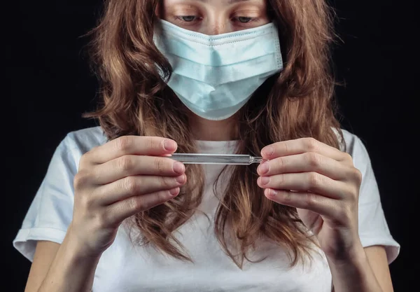 Síntomas Gripe Una Mujer Con Una Máscara Médica Tiene Termómetro — Foto de Stock