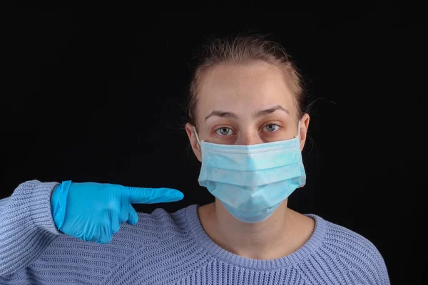 Detengan Pandemia Del Covidio Mujer Con Guantes Apunta Una Máscara — Foto de Stock