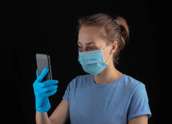 Comunicación Durante Período Cuarentena Videollamada Una Mujer Con Guantes Médicos — Foto de Stock
