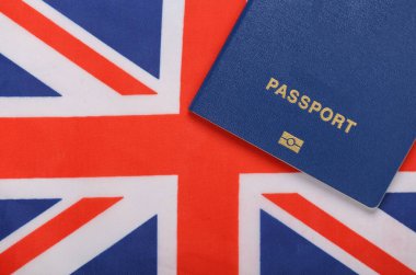 Seyahat konsepti. İngiliz bayrağının arka planına karşı pasaport