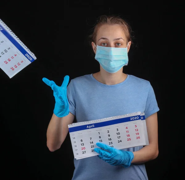 Donna Una Maschera Protettiva Medica Guanti Tengono Calendario Mensile Uno — Foto Stock