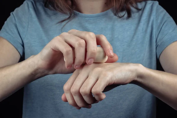 Vrouw Wast Handen Met Zeep Een Zwarte Achtergrond — Stockfoto