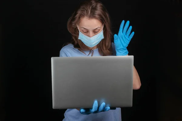 Una Mujer Con Una Máscara Médica Guantes Sostiene Una Computadora — Foto de Stock