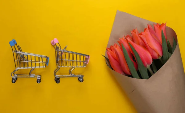 Entrega Flores Buquê Tulipas Com Carrinho Supermercado Fundo Amarelo Vista — Fotografia de Stock