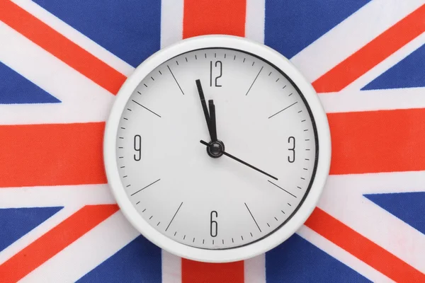 Белые Часы Фоне Флага Великобритании — стоковое фото