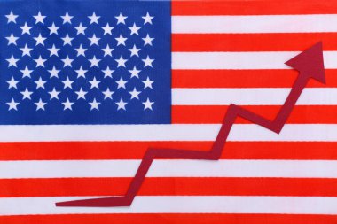 Kırmızı oklu Amerikan bayrağı. Ok grafiği yükseliyor. Ekonomik büyüme