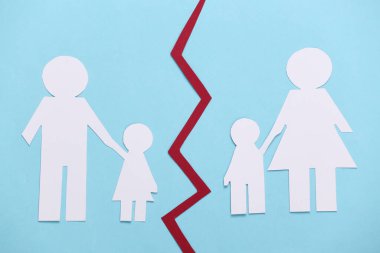 Dağılmış aile, boşanma. Kağıt ailesini mavi arkaplanda ayır