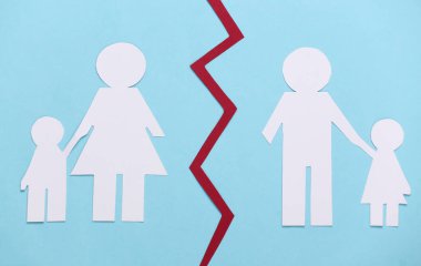 Dağılmış aile, boşanma. Kağıt ailesini mavi arkaplanda ayır