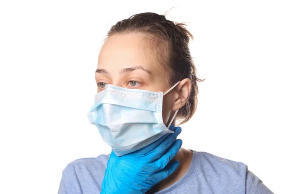 Síntomas Gripe Mujer Con Máscara Médica Mantiene Garganta Aislada Sobre — Foto de Stock