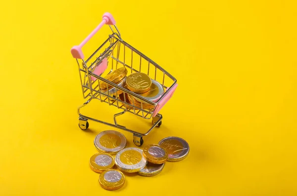 Tema Compras Mini Carro Supermercado Con Monedas Sobre Fondo Amarillo —  Fotos de Stock