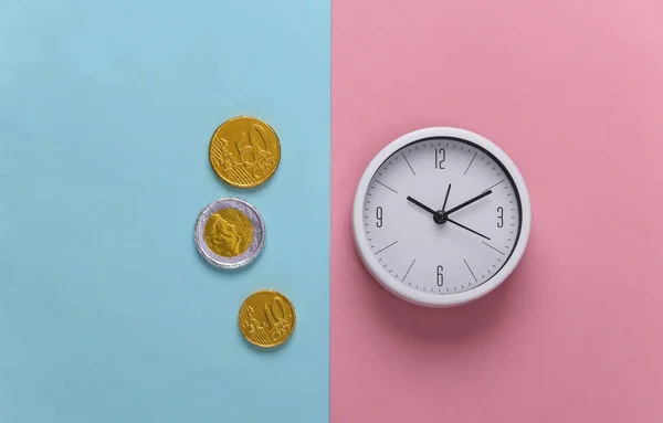 Tempo Dinheiro Relógio Branco Com Moedas Fundo Pastel Azul Rosa — Fotografia de Stock
