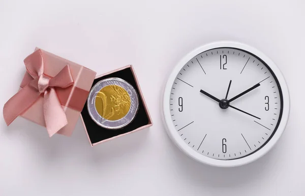 Reloj Caja Regalo Con Moneda Sobre Fondo Blanco Vista Superior — Foto de Stock