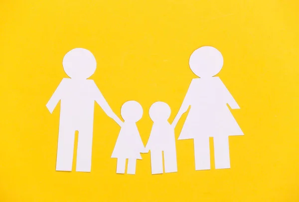 Papier Glückliche Familie Zusammen Auf Gelbem Hintergrund — Stockfoto