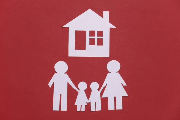 Papel Família Feliz Com Casa Fundo Vermelho — Fotografia de Stock