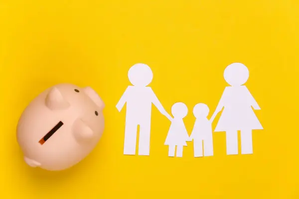 Papier Glückliche Familie Zusammen Mit Sparschwein Auf Gelbem Hintergrund Familienbudget — Stockfoto