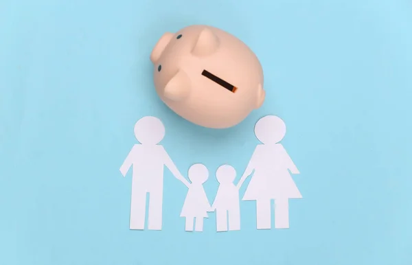 Papel Familia Feliz Junto Con Alcancía Sobre Fondo Azul Presupuesto —  Fotos de Stock