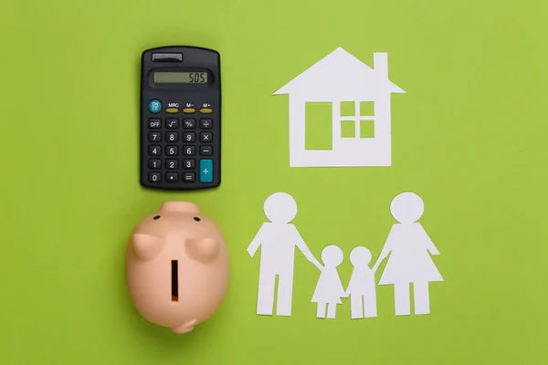 Papel Familia Feliz Junto Con Casa Alcancía Calculadora Sobre Fondo — Foto de Stock
