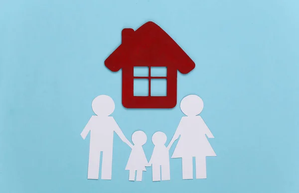 Papel Família Feliz Com Casa Fundo Azul — Fotografia de Stock