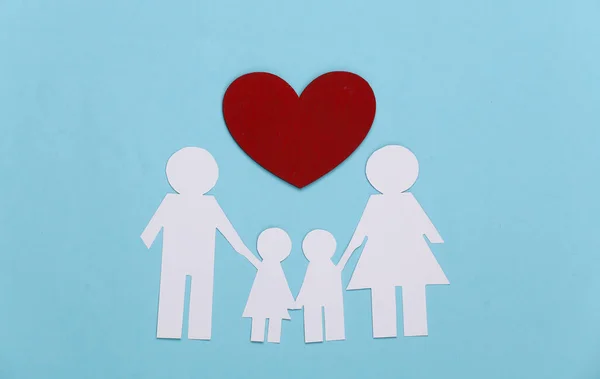 Papel Familia Feliz Junto Con Corazón Rojo Sobre Fondo Azul —  Fotos de Stock