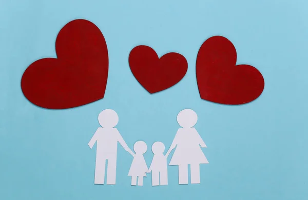 Papel Familia Feliz Junto Con Corazones Rojos Sobre Fondo Azul —  Fotos de Stock