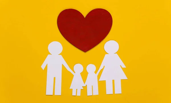 Papier Szczęśliwa Rodzina Wraz Czerwonym Sercem Żółtym Tle — Zdjęcie stockowe