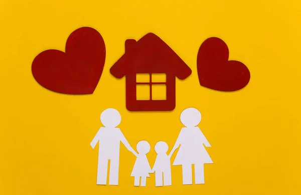 Papier Szczęśliwa Rodzina Wraz Domem Czerwone Serca Żółtym Tle — Zdjęcie stockowe