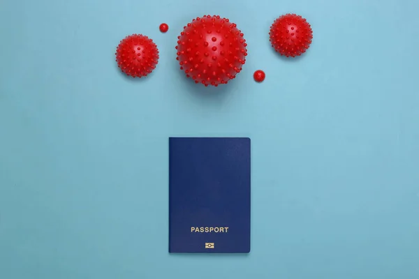 Pasaporte Con Modelos Cepas Virus Sobre Fondo Azul Viaje Durante — Foto de Stock