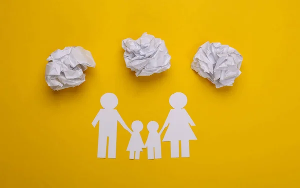 Rodzinny Łańcuch Papierowy Pogniecionymi Kulkami Papierowymi Żółtym Tle Problemy Rodzinne — Zdjęcie stockowe