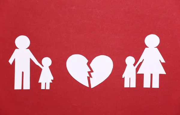 Σπασμένη Οικογένεια Διαζύγιο Σπασμένη Χάρτινη Οικογένεια Ραγισμένη Καρδιά Κόκκινο Φόντο — Φωτογραφία Αρχείου
