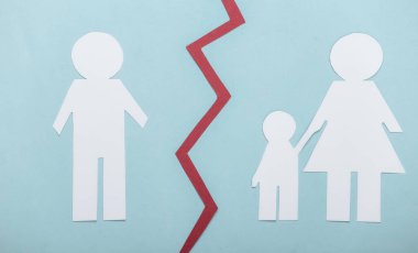 Dağılmış aile, boşanma. Ebeveyn haklarından mahrum bırakılmak. Kağıt ailesini mavi arkaplanda ayır