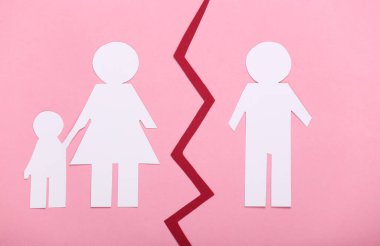 Dağılmış aile, boşanma. Ebeveyn haklarından mahrum bırakılmak. Pembe arka planda kağıt ailesini ayır